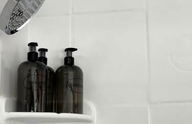 Family-Friendly Two-Bedroom Apartment Near Attractions with Parking - Foto 3