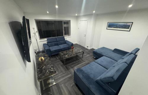 Modern 3 Bedroom Holiday Home -Jaquzzi Bath -Private Parking-suitable for contractors - Free WiFi - Foto 8