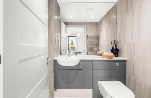 Two BDR Apt By Stay Aura Short Lets & Serviced Accommodation London With Free WiFi, Parking & 10 Min to Brentford Stadium - Foto 30