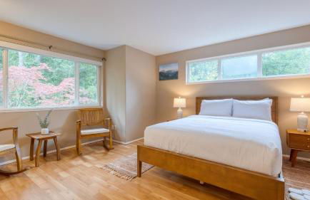 Forest Front Home w Fire Pit Mins to Beaches Wineries Trails Cedarview Retreat by AvantStay - Foto 20