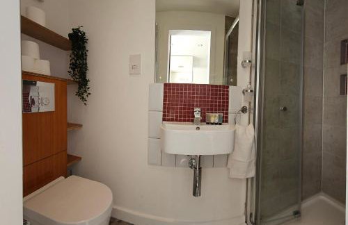 Spacious 4-Bed Home Free Parking, Private Garden - EcuaStay - Foto 17