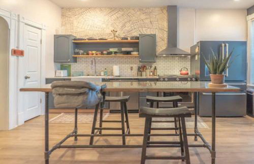 2BR with Workspaces & Deck ABODEbucks - Foto 25