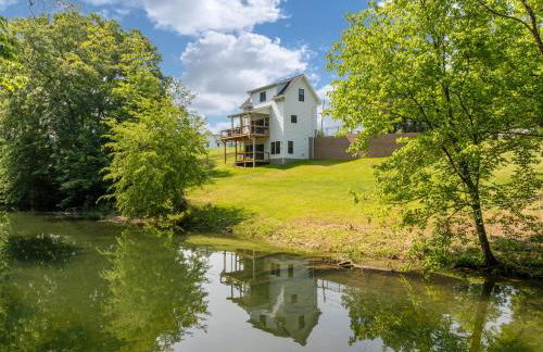 New Riverfront Home with Mtn Views - Foto 1