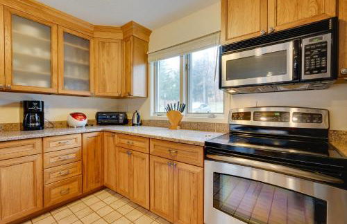 Sunny Stratton Townhome about 1 Mi to Skiing! - Foto 8