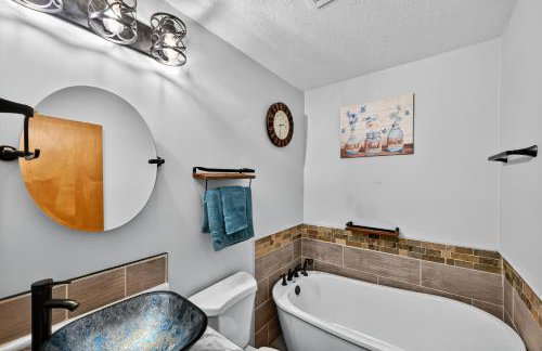 Cozy Retreat with Hot Tub in Peaceful Goshen home - Foto 22