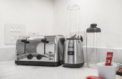 Two BDR Apt By Stay Aura Short Lets & Serviced Accommodation London With Free WiFi, Parking & 10 Min to Brentford Stadium - Foto 34