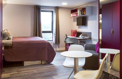 Practical Studio For 2 In Leeds, Free Breakfast - Photo 8