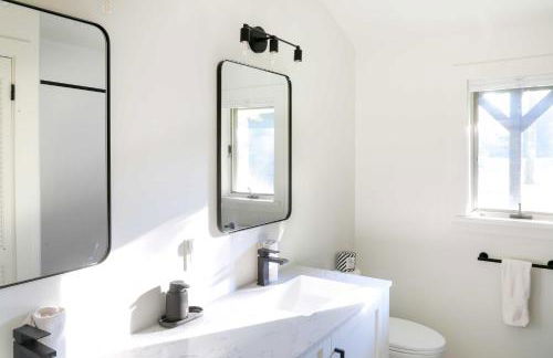 Modern Hideaway with Deck and State Forest Access - Foto 23