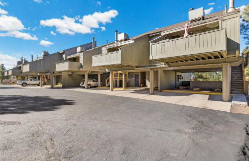 Charming Country Club Condo with Loft & Fireplace - Foto 23