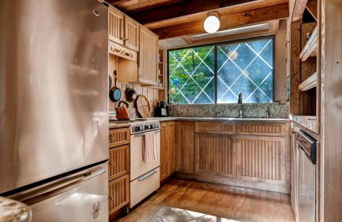 Dock and Resort Perks Quiet Lakefront Cottage - Foto 13