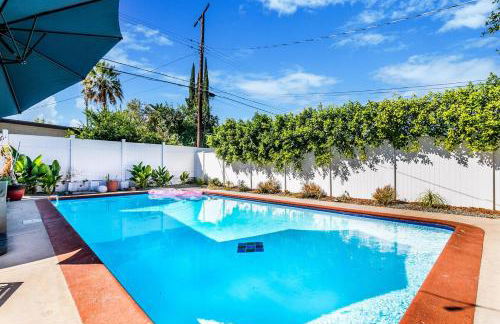 SoCal Retreat with Pool and Spacious Backyard - Foto 32