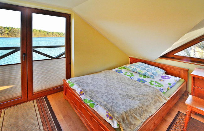 Holiday House by the Lake With a Fireplace - Photo 13