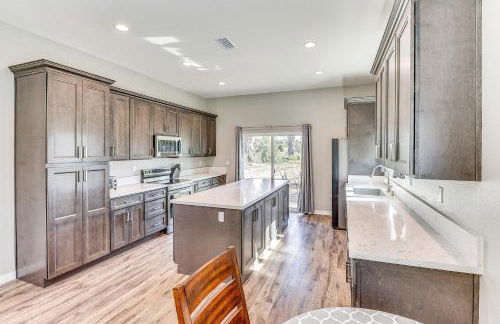 Peaceful Riverside Home with Patio, 7 Mi to Downtown - Foto 7