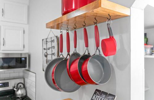 Luxe Suite with Pool Table, King Bed, 3 TVs, & Free Parking - Foto 41