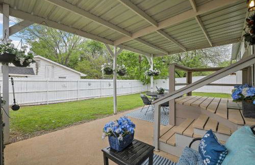 Near Water Lake Dallas Home with Furnished Patio! - Foto 19