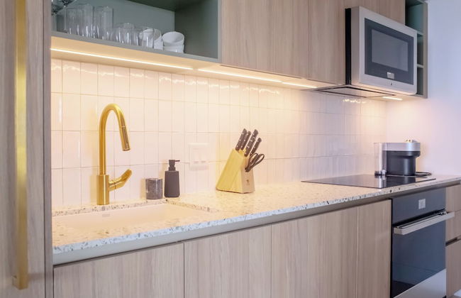 Luxurious Downtown Escape - Photo 20