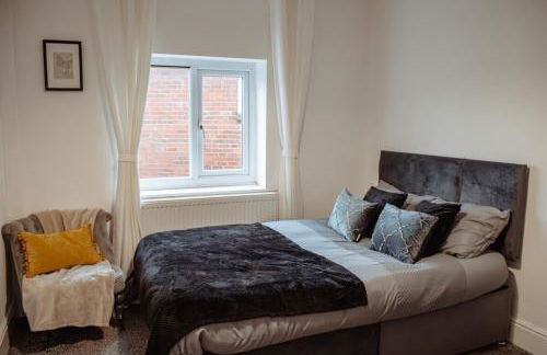 Spacious & Modern 8-Bed Home - Sleeps 13 - Parking - Foto 16