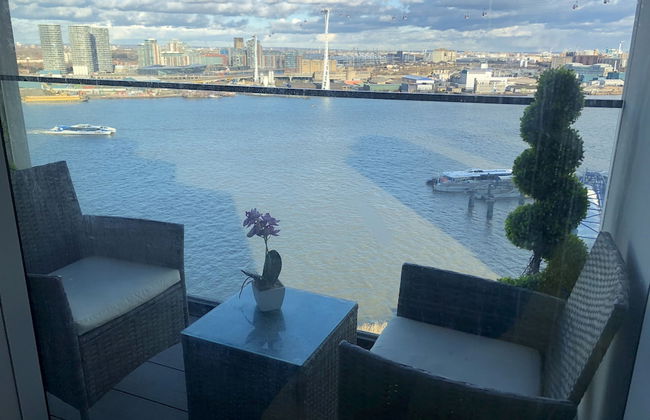 Stunning 1-bed Apartment in London With River View - Photo 4