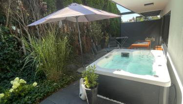 ROSMARIN - Kuschelige Fewo - Romantik & Entspannung im Whirlpool auf privater Terrasse, Ruhe & Hund willkommen - by FerienWohnenAmSee - - Foto 4, Garden, sunbed, Garden view