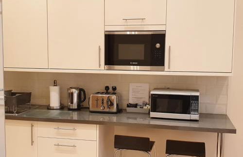 London Luxury Apartments 3 Bedroom Sleeps 8 with 3 Bathrooms 5 mins Walk to tube station free parking - Foto 37