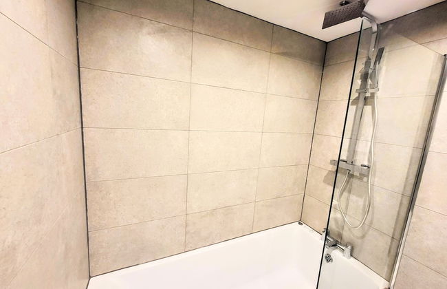 Large Modern House with Parking - Photo 68