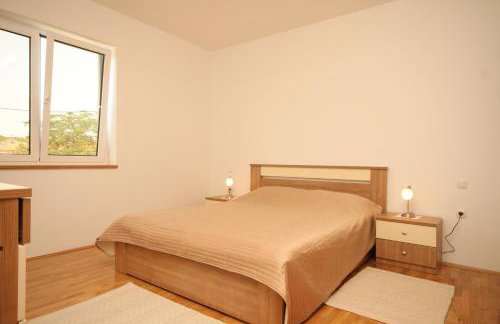 Seaside apartments with a swimming pool Ugljan - 829 - Foto 24