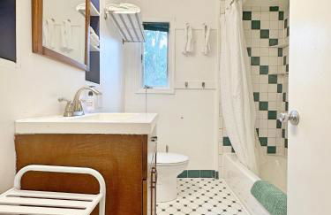 Entire Private 3 Bedrooms 1 Bathroom Single House with Fenced Garden - Photo 13