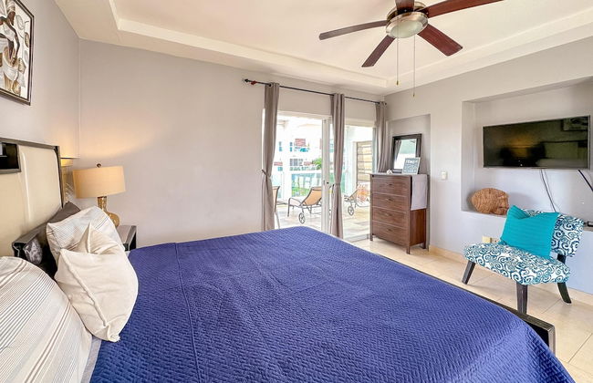 Incredible 3 BR Penthouse w BBQ Jacuzzi - Photo 56