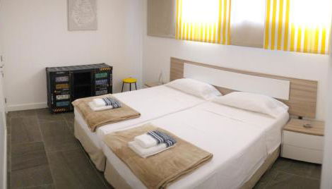 VillasRoyale Trespalomas - An Iconic Villa for Elevated Getaways! - Photo 5