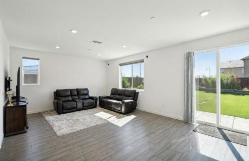 Spacious 3BR Home with Charming Backyard home - Foto 11