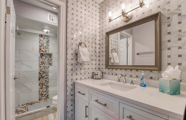 2BR Sleeps 6 Pool BBQ Gym Hot Tub & Bar Hopping! - Foto 11