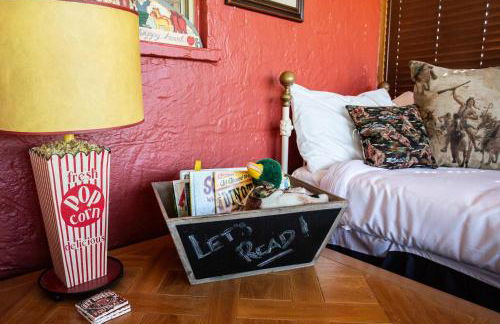 Cozy 2BR Cabin - King Bed Bunks Fire Pit & BBQ - Foto 12