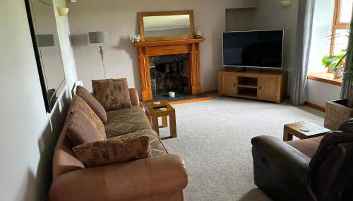 Cottage Farmhouse - Photo 3