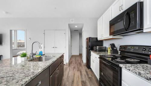 Near DT & CLE Clinic Queen Bed Wi-Fi Parking - Photo 5