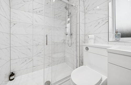 Bude Road Cosy and Modern Retreat Transport Link 4 BR By AltoLuxo Short Lets & Serviced Accommodation - Foto 16