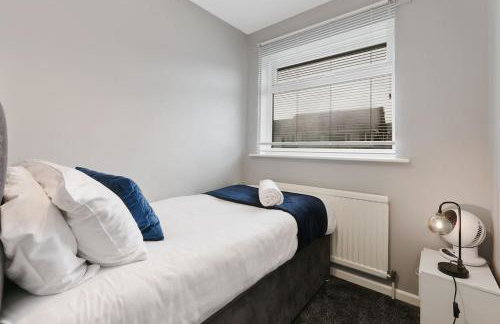 Superb 3 bed house, homely comforts close to supermarkets, with private parking on gated premise - Photo 10