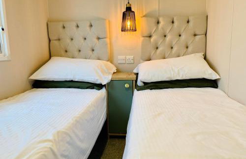 Modern two bedroom caravan with sofabed Sleeps 6 - Foto 13