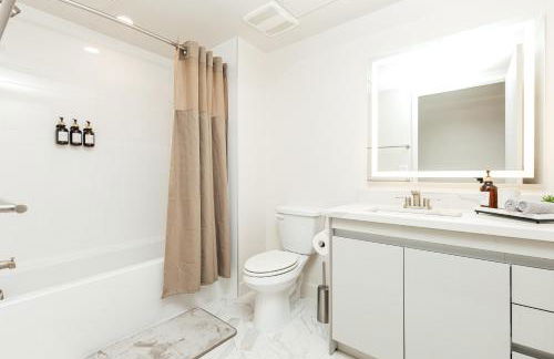 Stunning 2BR apartment steps from Santa Monica pier - Photo 23