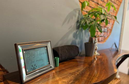 1920 Brick House-Hot Tub-Outdoor Brickoven Pizza-Pets-Breweries - Foto 42