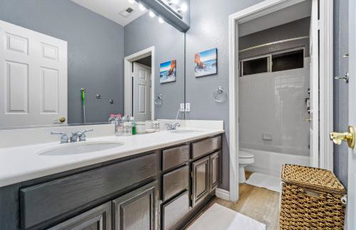 Entire Private Home with 5 Bedrooms 4 Bathrooms 3000 Sq ft Villa, Pool, Hot Tub, Nature, Garage, Winery, Available Now - Foto 68