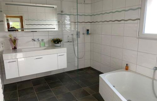 Villa Kaja by Maggie mit Pool, Kamin und traumhaftem Blick auf den Möhnesee - Foto 39