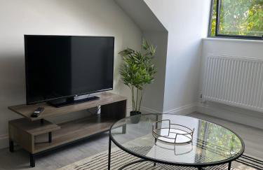 7 Royal Oak Brentwood - 2 Bed - Free Secure Parking - Contractor Stays - Long Stays - Foto 1