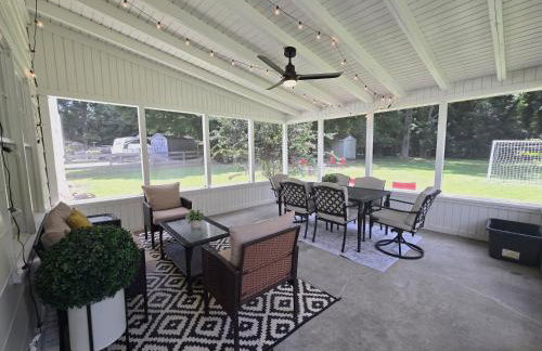 Cozy 5 BR Retreat Coffee StationFirepitPatio - Photo 30