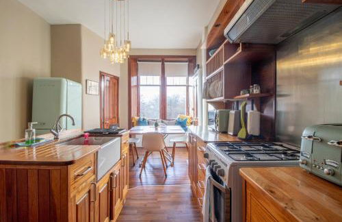 Beautiful, traditional 2 bed flat w free parking - Pass the Keys - Photo 3