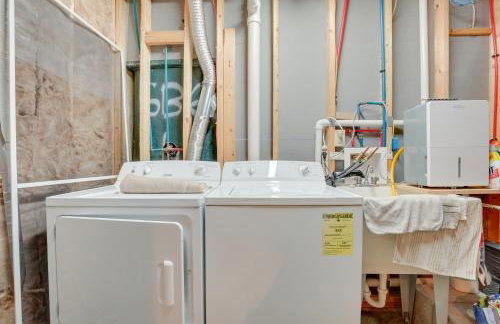 Lakefront Tomahawk Getaway with Deck and 2 Fireplaces! - Foto 24