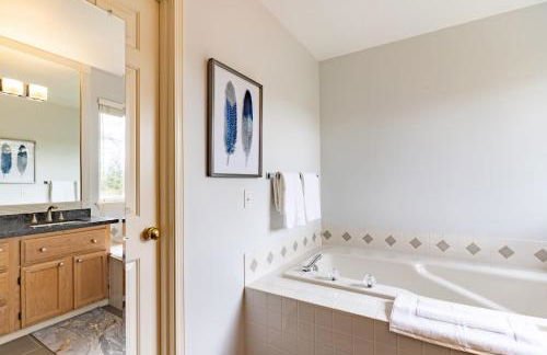 Spacious & Serene 6-Br Family Retreat in Kirkland - Photo 43