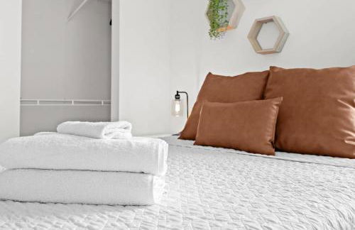 3BR 2BA Derby Home Walk to Churchill Free Parking - Foto 37