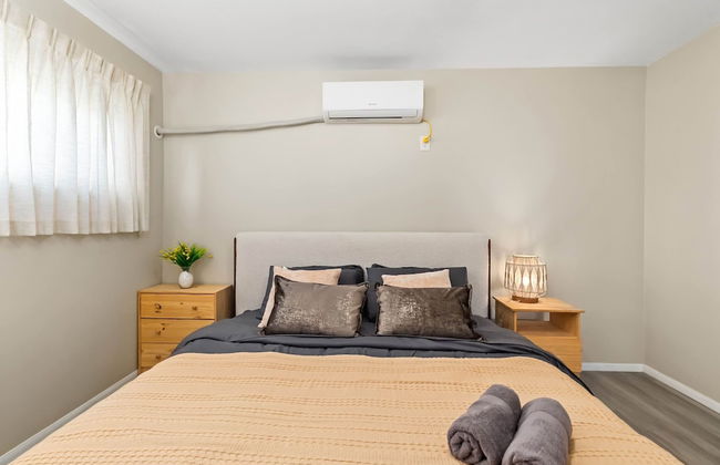 Cozy 2BR Home With Bright Interior Relaxing Patio - Foto 19