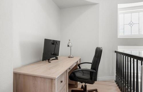 Spacious Luxury home in Gated Community with Resort Pool & Scenic Views - Photo 57