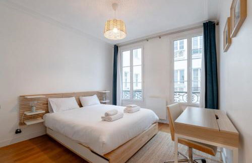 Sophisticated 2BR - Steps to Station - Foto 3